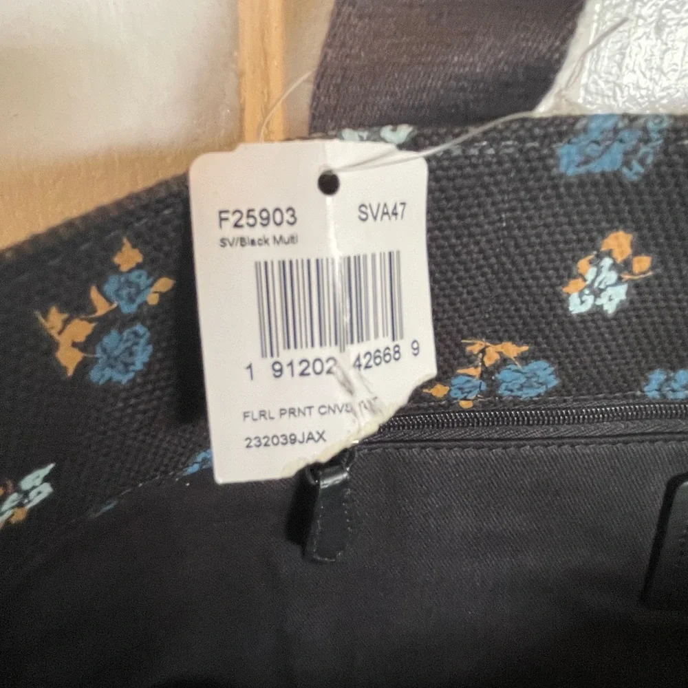 Beautiful Coach bag. this bag is on eBay for $139 I will match that price - Picture 3 of 16